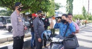 Kapolres Pidie Pimpin Pembagian Masker Serentak di Simpang Kocin Sigli