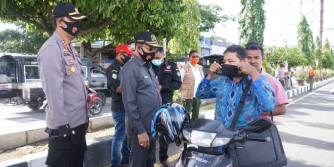 Kapolres Pidie Pimpin Pembagian Masker Serentak di Simpang Kocin Sigli