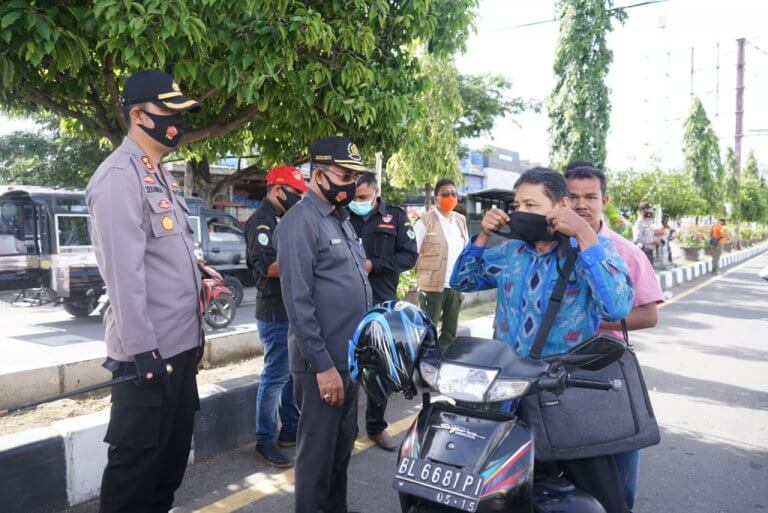 Kapolres Pidie Pimpin Pembagian Masker Serentak di Simpang Kocin Sigli